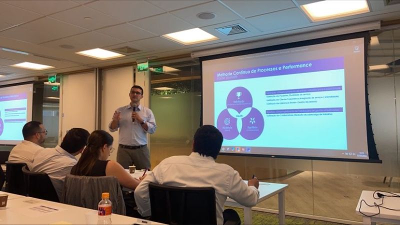José Júnior palestrando sobre melhoria contínua de processos e performance